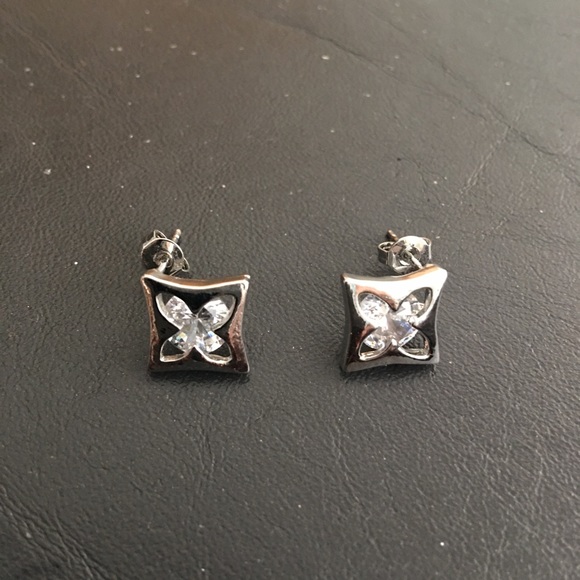 Great Pierced Ear Earrings - Picture 3 of 5